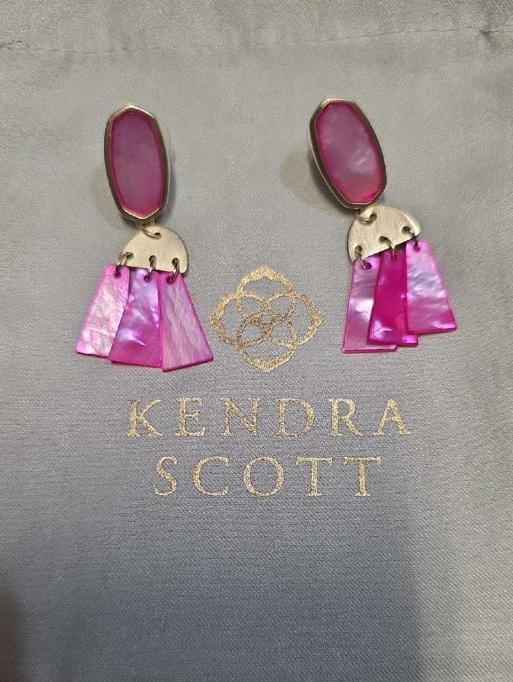 EUC Kendra Scott Noah Gold-Tone Earrings with Bright Pink Shell Drops